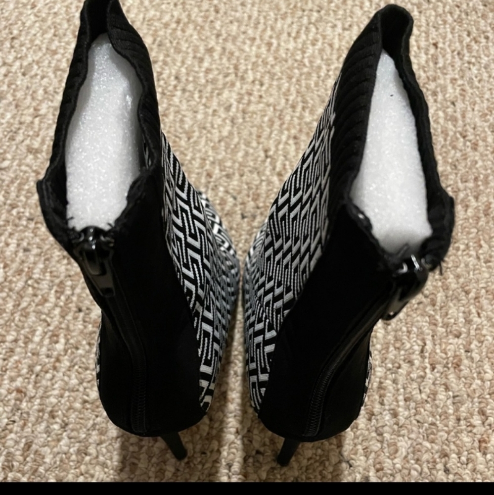 LIKE NEW Knit Sock Booties Size 8 Black White - Picture 8 of 9